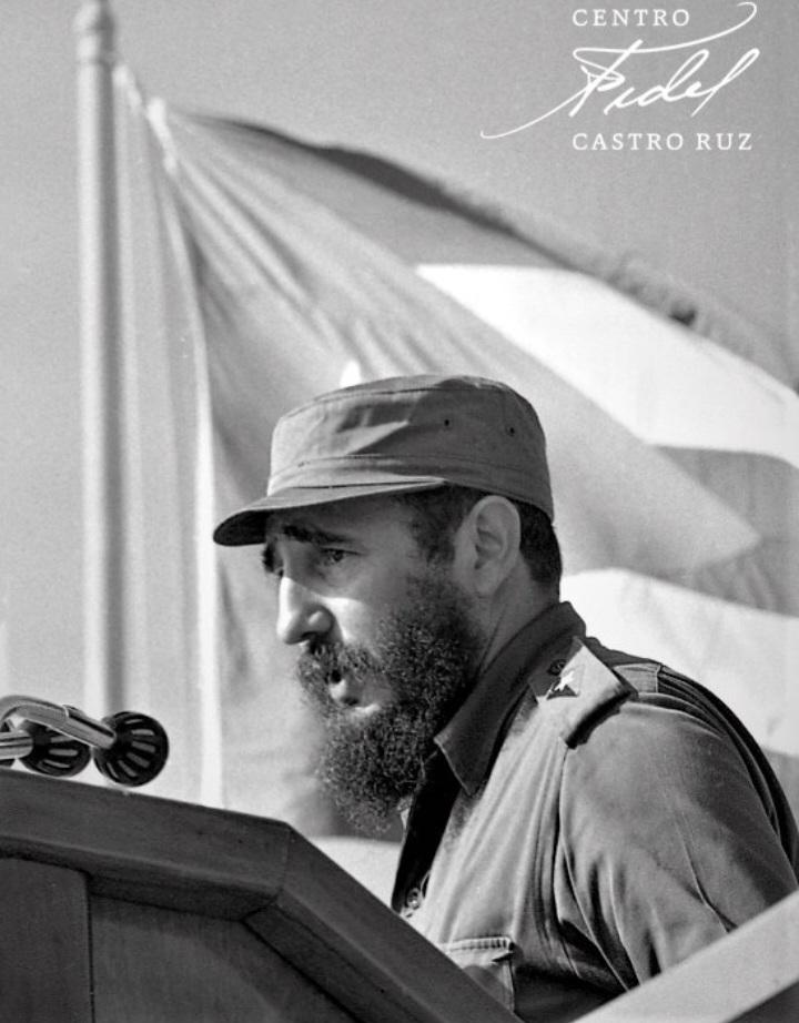 MylaenC87987's tweet photo. #Fidel:"Seguiremos adelante,con este pueblo que ya tiene historia y que sigue escribiendo la historia".
#TenemosMemoria
#FidelVive https://t.co/dvAvxX4Alm