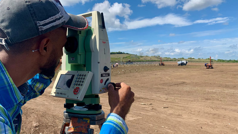 AlcidesLago's tweet photo. En el municipio Rafael Freyre de la  provincia Holguín avanza la construcción del parque solar fotovoltaico  Loma del Cedro, inversión que aportará 10 megawatts (MW) al Sistema  Eléctrico Nacional cuando esté concluida.
#HonorHolguinero 
#HolguinSi https://t.co/fbJ2OEglLm
