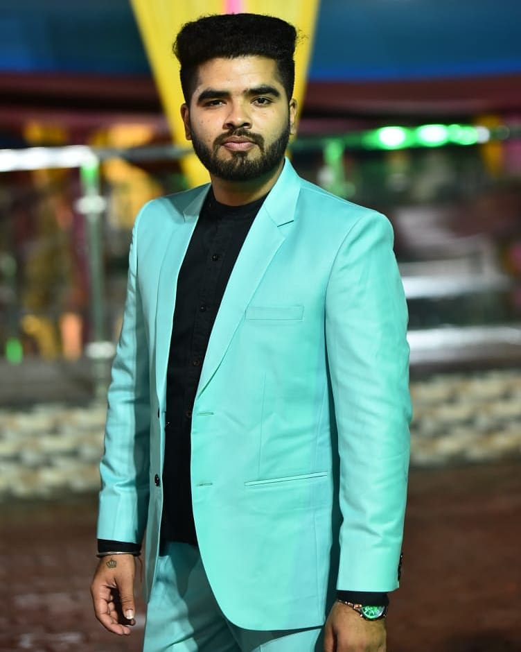 FlorrieBrels5's tweet photo. How Sindhi weddings actually happen

Singer: @vikas_udasi_official
Groom: @sumeet_khatwani
Bride: @rakhi_saluja17 https://t.co/0dEbZb6eT9