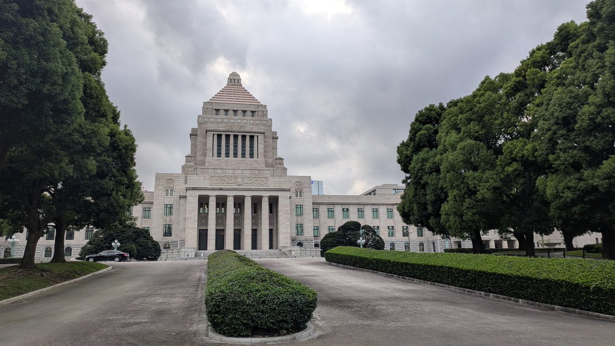 rrun_marisan's tweet photo. 今日は商談会は半日だけ参加。それからおのぼりさん丸出しで、東京見物。皇居、霞が関、永田町、首相官邸。国会議事堂の中も見てきました！だって、ここ現在の飛鳥宮跡、藤原宮跡でしょ？
1300年後には世界遺産か？！ https://t.co/6dV3FF9U5W