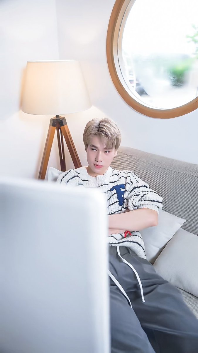 bloomingsummers's tweet photo. 😼 📺 ✨️

#GalaxyXPhuwin #phuwintang https://t.co/SRyIcxN8e2