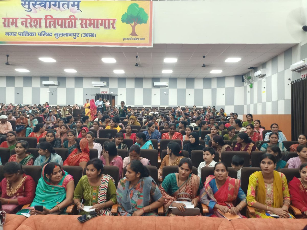 SultanpurBSA's tweet photo. “बालवाटिका सीखने की बुनियाद है—कहानी, खेल और गतिविधियों से बच्चों को सीखने का आनंद दें।” 📚🌈✨
राष्ट्रीय शिक्षा नीति-2020 के अंतर्गत बालवाटिका के बच्चों की शिक्षा को प्रभावी एवं आनंददायी बनाने के उद्देश्य से पं. राम नरेश त्रिपाठी सभागार, सुलतानपुर में ECCE एजुकेटर्स के दो दिवसीय प्रशिक्षण का आयोजन किया गया।
समापन अवसर पर जिला बेसिक शिक्षा अधिकारी उपेंद्र गुप्ता ने कहा कि बालवाटिका बच्चों के सीखने की मजबूत बुनियाद है। कहानी, खेल एवं गतिविधियों के माध्यम से बच्चों को सीखने के अवसर प्रदान करने से उनमें विद्यालय के प्रति रुचि और सीखने का आनंद विकसित होगा। 🌱👧👦
प्रशिक्षण में जादुई पिटारा, वंडर बॉक्स, कलांकुर, कदम, चहक, शिक्षक संदर्शिका, निपुण तालिका एवं होलिस्टिक प्रोग्रेस कार्ड जैसी शिक्षण सामग्री के प्रभावी प्रयोग, बालवाटिका के क्रियाशील स्वरूप, कक्षा प्रबंधन, कहानी समय एवं बच्चों के आकलन पर प्रशिक्षण प्रदान किया गया।
बालवाटिका में आनंददायी सीख—निपुणता की मजबूत नींव। 🌟📖
#बालवाटिका #ECCE #स्कूलरेडीनेस #निपुणभारत #राष्ट्रीयशिक्षानीति2020 #बेसिकशिक्षा #सुलतानपुर #MissionShiksha
