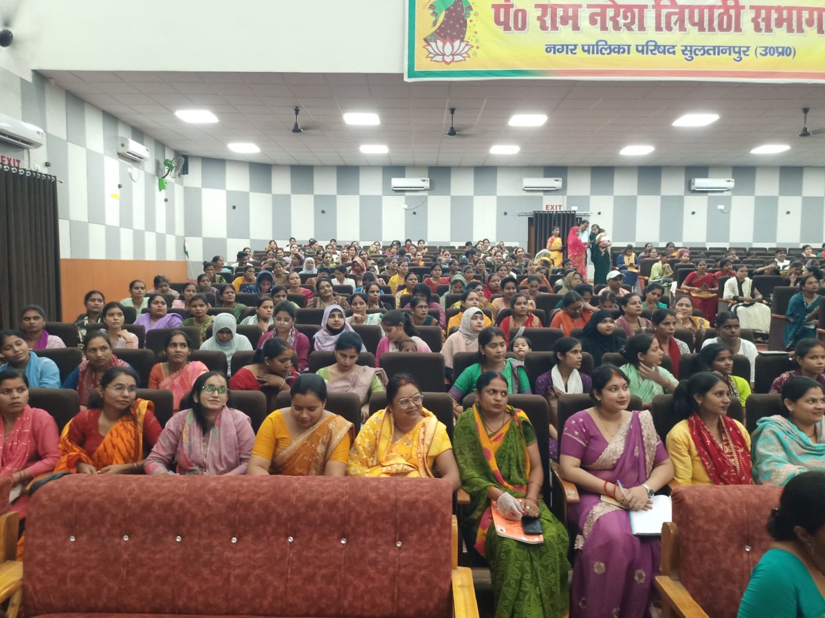 SultanpurBSA's tweet photo. “बालवाटिका सीखने की बुनियाद है—कहानी, खेल और गतिविधियों से बच्चों को सीखने का आनंद दें।” 📚🌈✨
राष्ट्रीय शिक्षा नीति-2020 के अंतर्गत बालवाटिका के बच्चों की शिक्षा को प्रभावी एवं आनंददायी बनाने के उद्देश्य से पं. राम नरेश त्रिपाठी सभागार, सुलतानपुर में ECCE एजुकेटर्स के दो दिवसीय प्रशिक्षण का आयोजन किया गया।
समापन अवसर पर जिला बेसिक शिक्षा अधिकारी उपेंद्र गुप्ता ने कहा कि बालवाटिका बच्चों के सीखने की मजबूत बुनियाद है। कहानी, खेल एवं गतिविधियों के माध्यम से बच्चों को सीखने के अवसर प्रदान करने से उनमें विद्यालय के प्रति रुचि और सीखने का आनंद विकसित होगा। 🌱👧👦
प्रशिक्षण में जादुई पिटारा, वंडर बॉक्स, कलांकुर, कदम, चहक, शिक्षक संदर्शिका, निपुण तालिका एवं होलिस्टिक प्रोग्रेस कार्ड जैसी शिक्षण सामग्री के प्रभावी प्रयोग, बालवाटिका के क्रियाशील स्वरूप, कक्षा प्रबंधन, कहानी समय एवं बच्चों के आकलन पर प्रशिक्षण प्रदान किया गया।
बालवाटिका में आनंददायी सीख—निपुणता की मजबूत नींव। 🌟📖
#बालवाटिका #ECCE #स्कूलरेडीनेस #निपुणभारत #राष्ट्रीयशिक्षानीति2020 #बेसिकशिक्षा #सुलतानपुर #MissionShiksha