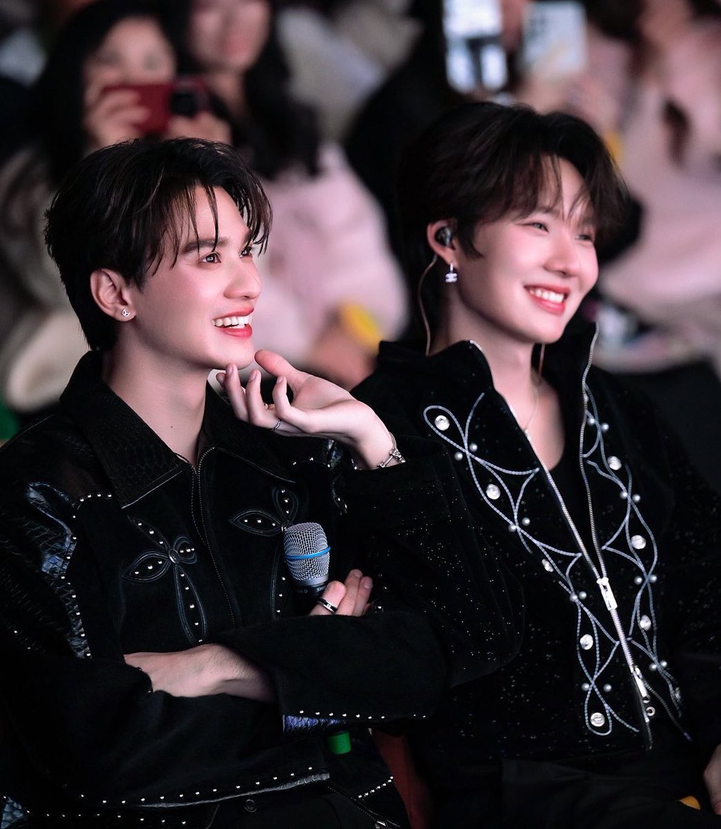 alymewgulfPH's tweet photo. 🗣️: you like puppy-like guys.
🐰: (nods)
🗣️: and can phi do that?
🐰: (nods) ....😂😂😂

OHH SO NAMPING IS REALLY INTO BOKBAEK GUYS. 🦮

NP WITH D7 PREMIUM
#D7TasteOfPremiumXNamping https://t.co/SHdCI78Pq5 https://t.co/ic4uMZ5eTD
