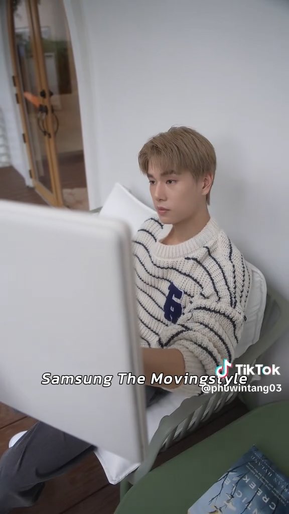 OH_duckyHUN's tweet photo. เป็นไอเท็มที่น่าซื้อตามจริงๆ เหมาะกับคน introvert ชอบอยู่บ้านนอนดูหนัง/ซีรีส์/ฟังเพลงวนๆไป ไอเลิ้บการได้กินๆนอนๆอยู่บ้านมากที่สุดเลย🤟
#SamsungTheMovingStyle
#phuwintang https://t.co/uLzrzA2eAX