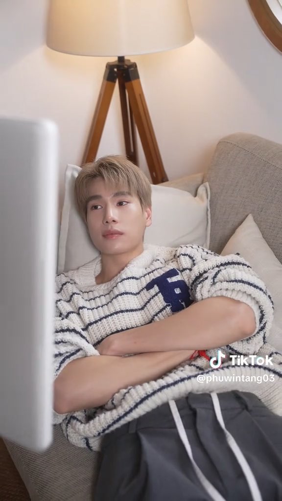OH_duckyHUN's tweet photo. เป็นไอเท็มที่น่าซื้อตามจริงๆ เหมาะกับคน introvert ชอบอยู่บ้านนอนดูหนัง/ซีรีส์/ฟังเพลงวนๆไป ไอเลิ้บการได้กินๆนอนๆอยู่บ้านมากที่สุดเลย🤟
#SamsungTheMovingStyle
#phuwintang https://t.co/uLzrzA2eAX