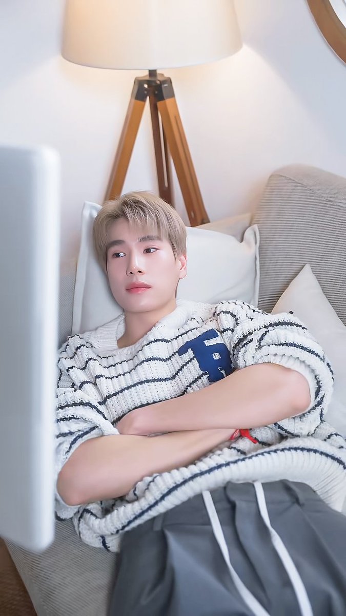 bloomingsummers's tweet photo. 😼 📺 ✨️

#GalaxyXPhuwin #phuwintang https://t.co/SRyIcxN8e2