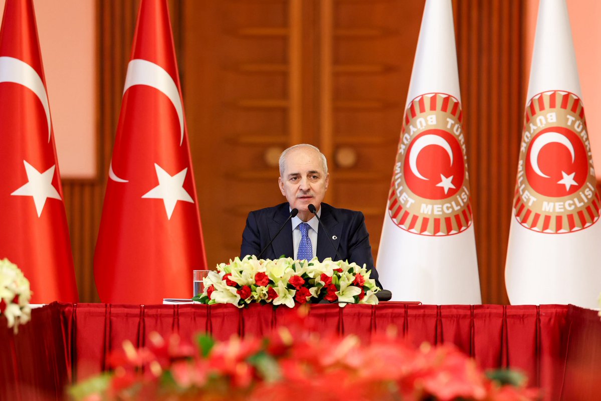 NumanKurtulmus's tweet photo. Türkiye Büyük Millet Meclisi 28. Dönem 4. Yasama Yılı Değerlendirme Toplantısı’nı, Gazi Meclisimizde görev yapan kıymetli parlamento muhabirleriyle bir araya gelerek gerçekleştirdik.

Toplantıda, Genel Kurulumuzun geçtiğimiz yasama yılına ait çalışmalarını içeren Faaliyet Raporu’nu paylaştık.

Millî iradenin tecelligâhı olan Gazi Meclisimizde, aziz milletimizden aldığımız güçle ülkemizin yarınları için aynı azim, kararlılık ve sorumluluk bilinciyle çalışmaya devam edeceğiz.