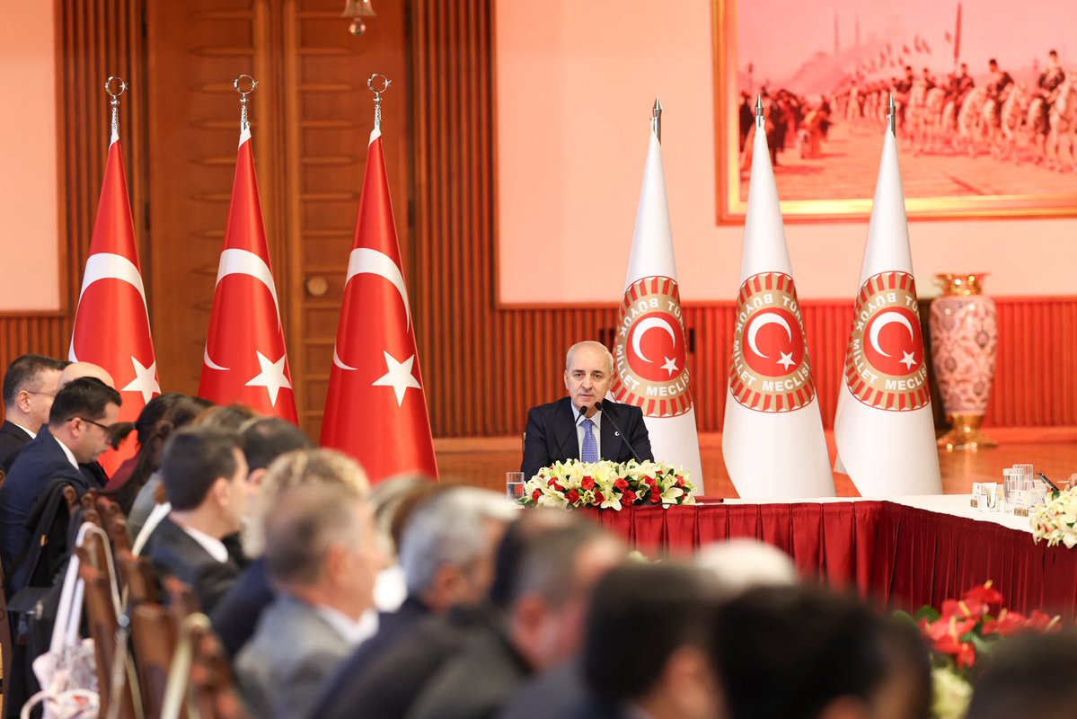 NumanKurtulmus's tweet photo. Türkiye Büyük Millet Meclisi 28. Dönem 4. Yasama Yılı Değerlendirme Toplantısı’nı, Gazi Meclisimizde görev yapan kıymetli parlamento muhabirleriyle bir araya gelerek gerçekleştirdik.

Toplantıda, Genel Kurulumuzun geçtiğimiz yasama yılına ait çalışmalarını içeren Faaliyet Raporu’nu paylaştık.

Millî iradenin tecelligâhı olan Gazi Meclisimizde, aziz milletimizden aldığımız güçle ülkemizin yarınları için aynı azim, kararlılık ve sorumluluk bilinciyle çalışmaya devam edeceğiz.
