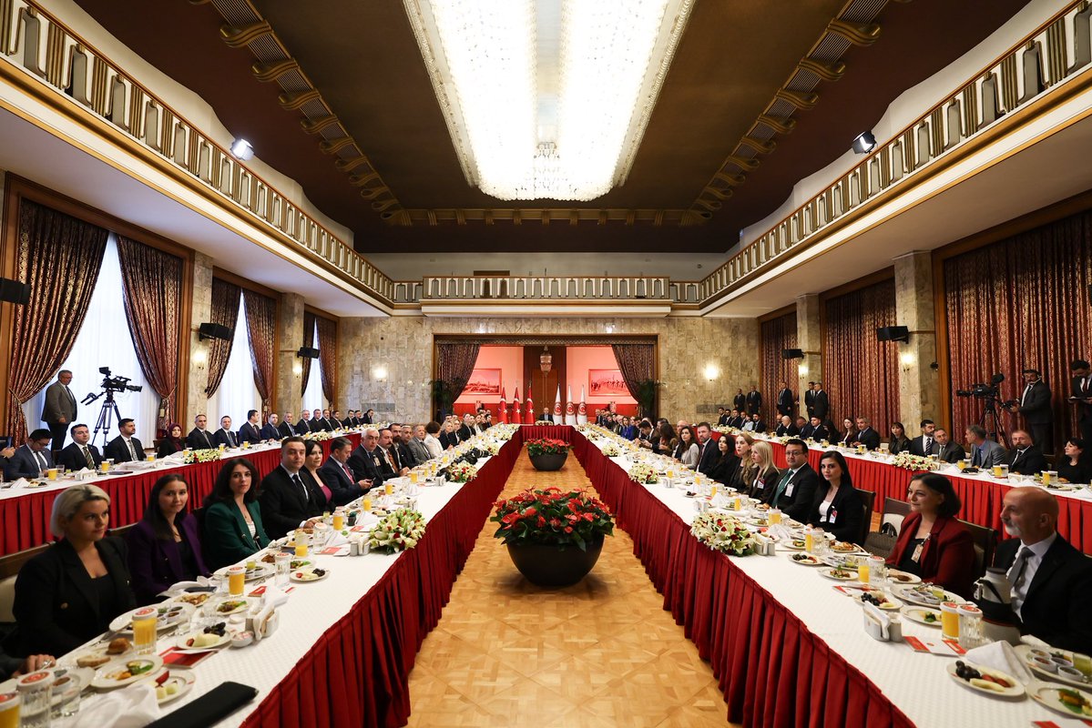 NumanKurtulmus's tweet photo. Türkiye Büyük Millet Meclisi 28. Dönem 4. Yasama Yılı Değerlendirme Toplantısı’nı, Gazi Meclisimizde görev yapan kıymetli parlamento muhabirleriyle bir araya gelerek gerçekleştirdik.

Toplantıda, Genel Kurulumuzun geçtiğimiz yasama yılına ait çalışmalarını içeren Faaliyet Raporu’nu paylaştık.

Millî iradenin tecelligâhı olan Gazi Meclisimizde, aziz milletimizden aldığımız güçle ülkemizin yarınları için aynı azim, kararlılık ve sorumluluk bilinciyle çalışmaya devam edeceğiz.