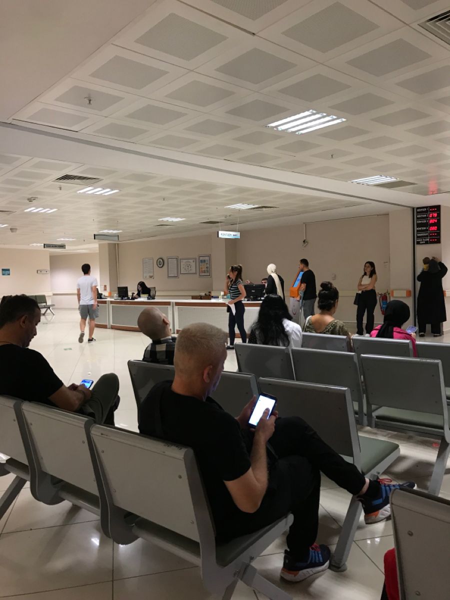 uzm_orolog's tweet photo. Diş ağrısından ölüyorum hastaneye gittim 5 dakika bakıp kanal tedavisi lazım diyip kaldırdı. Neden kendisinin yapmadığını sorduğumda yeterli hekim çalışmadığı için randevu süresi olmadığını söyledi. Diş hekimleri atanamıyor mu bilerek mi atanmıyor? Biz neden özele para döküyoruz? https://t.co/GCeaWzS212