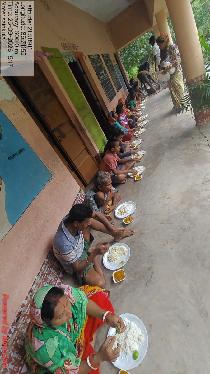 DM_Mayurbhanj's tweet photo. ଲଗାଣ ବର୍ଷା ପ୍ରଭାବିତ ଜିଲ୍ଲାର ବିଭିନ୍ନ ଅଞ୍ଚଳର ଆଶ୍ରୟସ୍ଥଳୀରେ ସୁରକ୍ଷିତ ଭାବେ ରହୁଥିବା ପ୍ରଭାବିତ ଜନସାଧାରଣଙ୍କୁ ପ୍ରଶାସନ ପକ୍ଷରୁ ରନ୍ଧା ଖାଦ୍ୟ ଯୋଗାଇ ଦିଆଯାଇଛି । ଆଶ୍ରୟସ୍ଥଳୀଗୁଡ଼ିକରେ ରହୁଥିବା ସମସ୍ତଙ୍କ ଖାଦ୍ୟ ଆବଶ୍ୟକତା ପୂରଣ ପାଇଁ ପ୍ରଶାସନ ପକ୍ଷରୁ ଆବଶ୍ୟକ ବ୍ୟବସ୍ଥା ଜାରି ରହିଛି ।

#Mayurbhanj #FloodResponse https://t.co/GdZHUfG251