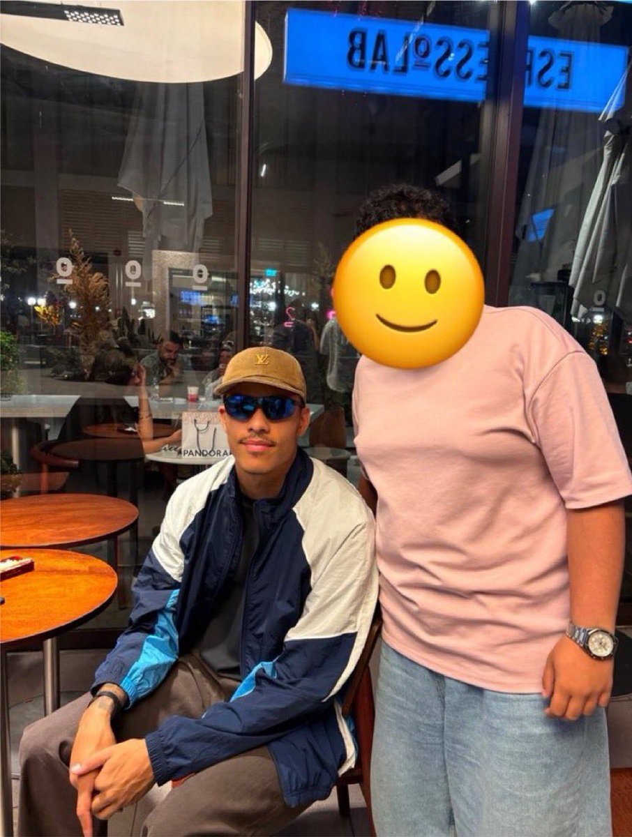barknedit's tweet photo. 🚨 Bir Fenerbahçe taraftarı, Espresso Lab'da kahve içerken Mason Greenwood ile karşılaştı.. https://t.co/llGMTDyeBi