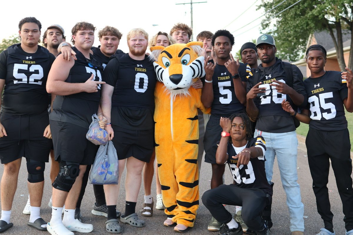 DCSeNews's tweet photo. 🏈 💛 🐅  Excitement was in the air as the community came together to celebrate Hernando High School's Homecoming! From festive floats to smiling faces, it was a parade full of school spirit and unforgettable memories. 🎊 #TeamDCS #BeTheStandard https://t.co/ImnxnMSU85