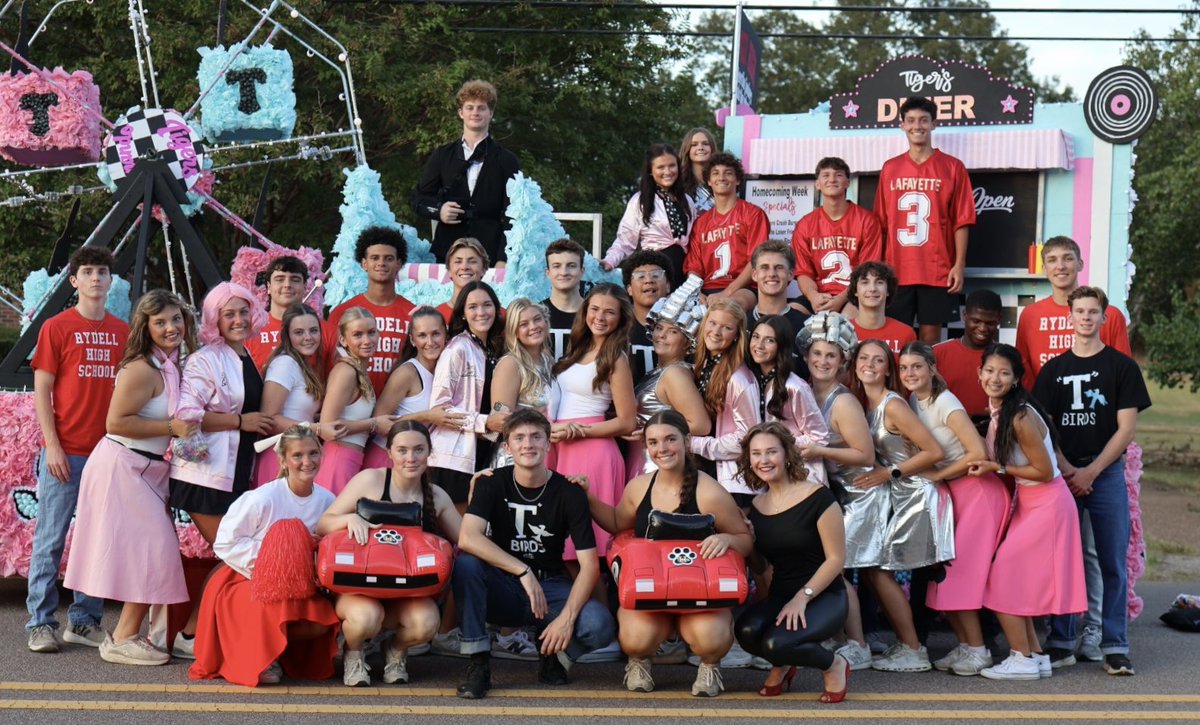 DCSeNews's tweet photo. 🏈 💛 🐅  Excitement was in the air as the community came together to celebrate Hernando High School's Homecoming! From festive floats to smiling faces, it was a parade full of school spirit and unforgettable memories. 🎊 #TeamDCS #BeTheStandard https://t.co/ImnxnMSU85