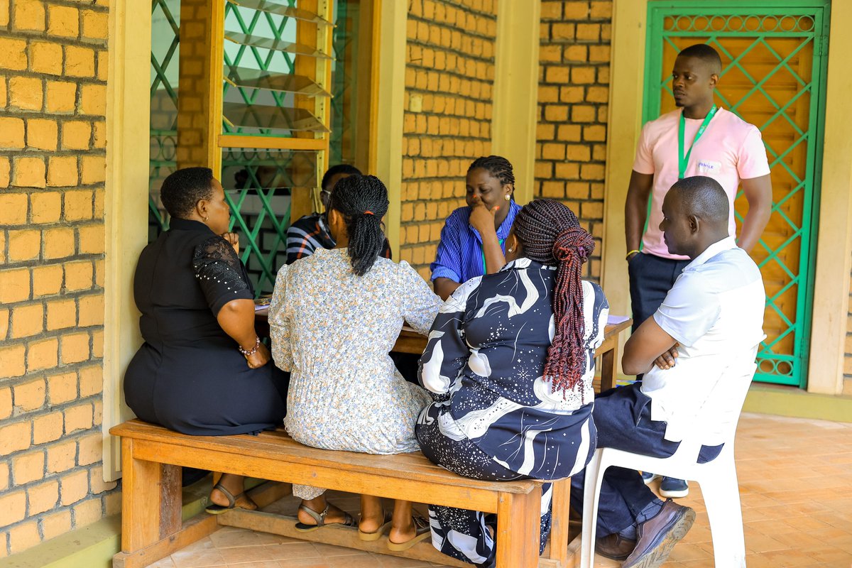 psychikiygeia's tweet photo. 1/ Final day of our 3-day training in Masaka.
Morning: facilitation skills, so participants can take this work to Village Health Teams in their communities.
Training doesn’t end here. It multiplies.
#CapacityBuilding #PYFU https://t.co/uj8lS8aNlj