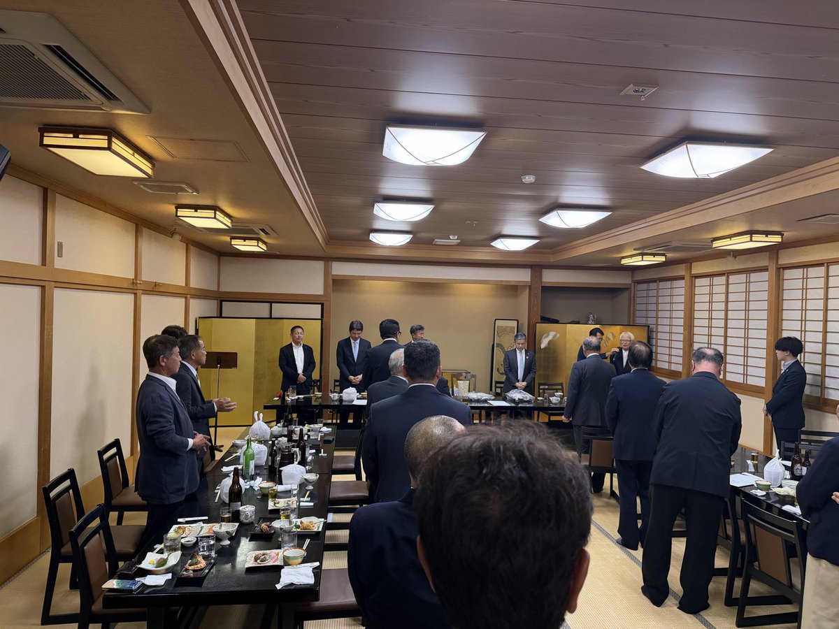 s_mach_hayato's tweet photo. 大井川知事とお話ししました。
隣に座ったので。　

今のこの雨続きの農業についてお尋ねしました。
全く関東地区では、雨がすごくて、稲が借り取れないので。
有休農地のことも聞きました

そしたらお前生意気だぞ。
なんでその口聞き方みたいなこと言われました。お前誰だみたいな？

俺多分、大井川知事よりは、その件に関して
知名度は　全国的に有名よりだと思います。
そういう話ではないんですけど。

ほんとにこの雨続きの農業、遊休農地についてお話、議論したかった。

すぐにお前呼ばわりで、生意気だと帰っしまった。

生意気はそういうことじゃなく、ほんとに困ってるんですよ。農家さんこの雨中。

適切な処置を県にてお願いしたい。真向かいにいる郵便局長もかの話をよく聞いていたので

#茨城県
#有休農地