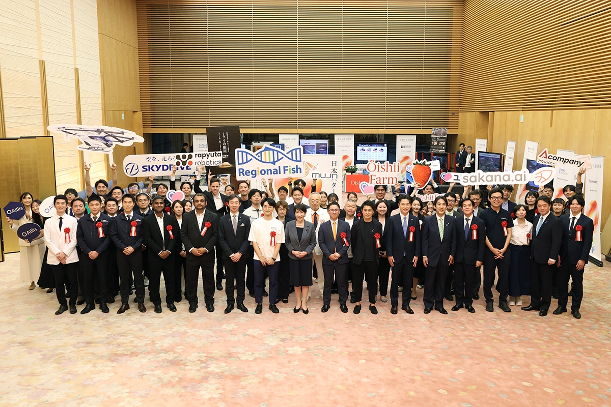 miraibouken's tweet photo. 日本スタートアップ大賞2026で、出資先3社が受賞しました。
3社の皆さん、本当におめでとうございます！

🏆経済産業大臣賞（日本スタートアップ優秀賞）
リージョナルフィッシュ株式会社

🏆審査委員会特別賞
アイリス株式会社
株式会社Acompany

たまたまではありますが、3社とも私が社外取締役として関わらせていただいている会社で、個人的にもうれしい限りです。

もちろん、受賞＝成功ではありません。
ただ、大きな挑戦を続ける起業家やチームが、こうして光の当たる場で取り上げていただけることは、とてもありがたいことです。

3社とも初回出資から5年以上、長いところでは7年以上ご一緒してきました。それでも、まだまだ成長の途上です。ディープテックの事業化には、それだけ時間がかかります💦
ここからが本番ですね（と、各社社長にさりげなくプレッシャーをかけておきます笑）。

本当に、日々泥臭く走り続けている経営者・メンバーの皆さんに、心からの敬意と感謝です。これからも一緒に走っていきます。

ちなみに写真では、高市首相の隣（白Tシャツ）、前列左端（白衣）、右端（黒スーツ）が、出資先の経営者の皆さんです。
@umekawa_t  @ShoOkiyama  @ryosuke_nu 
おめでとうございます！！
https://t.co/23ZjjD5Hqx