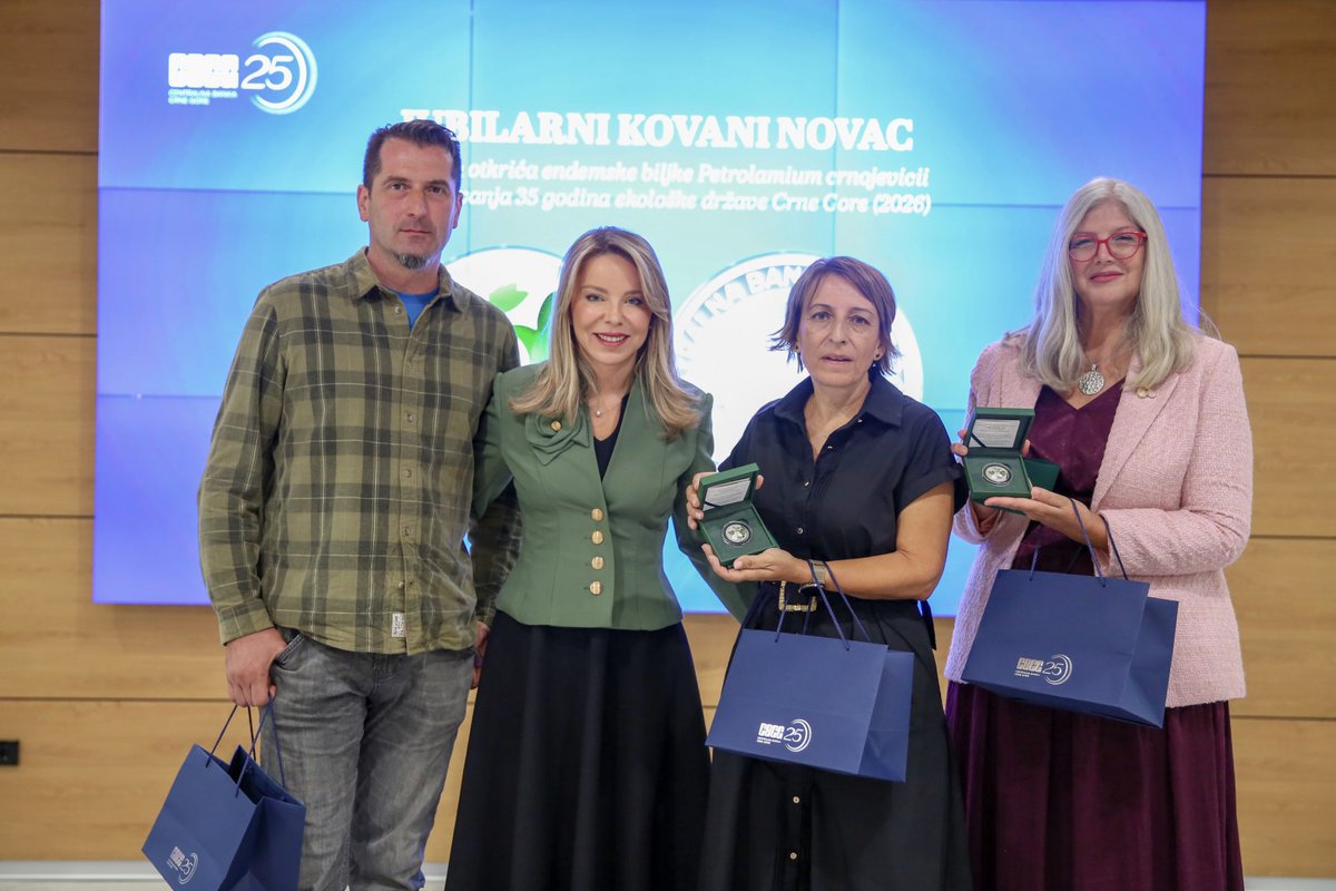 centralnabanka's tweet photo. 🌿 Obilježavamo 35 godina Crne Gore kao ekološke države
Povodom Dana ekološke države, #CBCG je dodijelila Zelenu nagradu CBCG 2026 i predstavila jubilarnu kovanicu posvećenu Petrolamium crnojevicii - povezujući znanje, nauku i očuvanje prirodnog nasljeđa Crne Gore.
🏆 Ovogodišnji dobitnik Zelene nagrade je dr Nemanja Popović, za istraživački rad „Uticaj klimatskih rizika posredstvom turizma na bankarski sektor u eurizovanoj ekonomiji - primjer Crne Gore“.
🪙 Predstavljena je i jubilarna kovanica posvećena Petrolamium crnojevicii – novoj za nauku biljnoj vrsti iz novootkrivenog roda Petrolamium, koja je pronađena u crnogorskom kršu i za sada je poznata samo sa jednog lokaliteta kod Štitara.
„Danas spajamo znanje koje može oblikovati budućnost i vrijednost koju smo otkrili u sopstvenoj prirodi. Zajedno nas podsjećaju da zaštita počinje razumijevanjem - jer teško možemo sačuvati ono što ne poznajemo i ne vrednujemo“, poručila je guvernerka dr @IrenaRadovicMNE
🌱 O značaju održive tranzicije i evropskog puta Crne Gore govorio je i @thomaswaitz , kopredsjedavajući Parlamentarnog odbora EU i Crne Gore za stabilizaciju i pridruživanje i poslanik u Evropskom parlamentu.
🔗 Više informacija: https://t.co/2qgrbstA5R