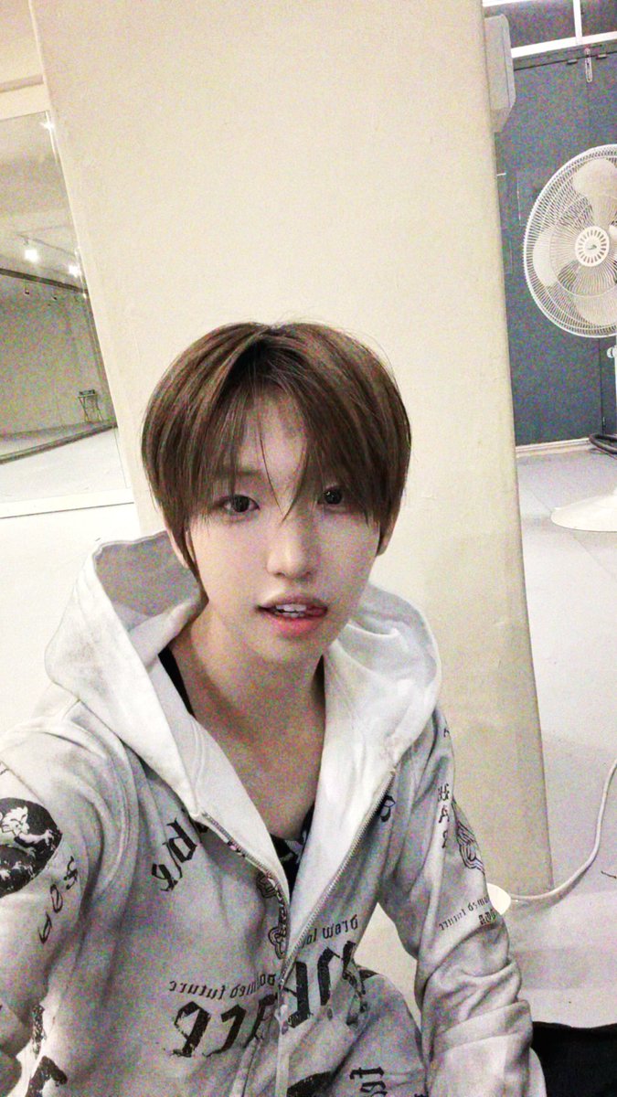 Dreamof1ne's tweet photo. 오늘 맛있는 거 많이 먹었어요? 오늘도 열심히 연습 중이에요 우리 얼른 만나요🤍🐶 #지원 #jiwon 

美味しいもの、たくさん食べましたか？
今日も一生懸命練習しています！早く会いましょう🤍🐶

Did you eat lots of delicious food?
We’re practicing hard today too! Let’s meet soon 🤍🐶 https://t.co/fad99GAxKQ