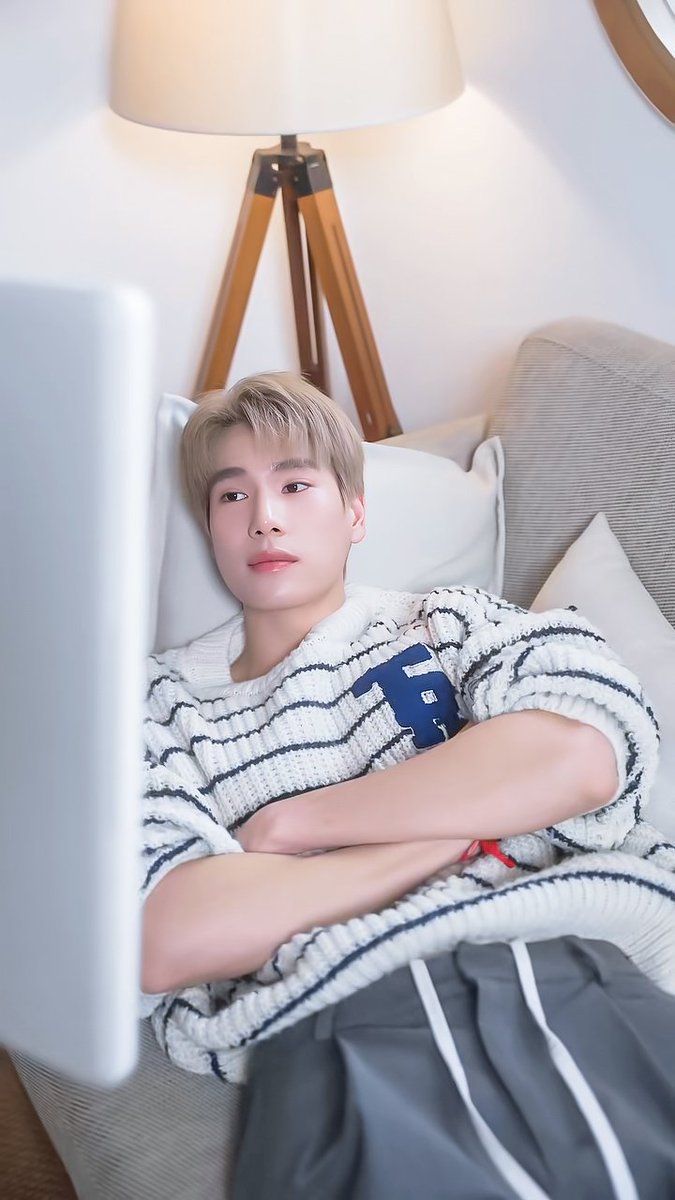 bloomingsummers's tweet photo. 😼 📺 ✨️

#GalaxyXPhuwin #phuwintang https://t.co/SRyIcxN8e2