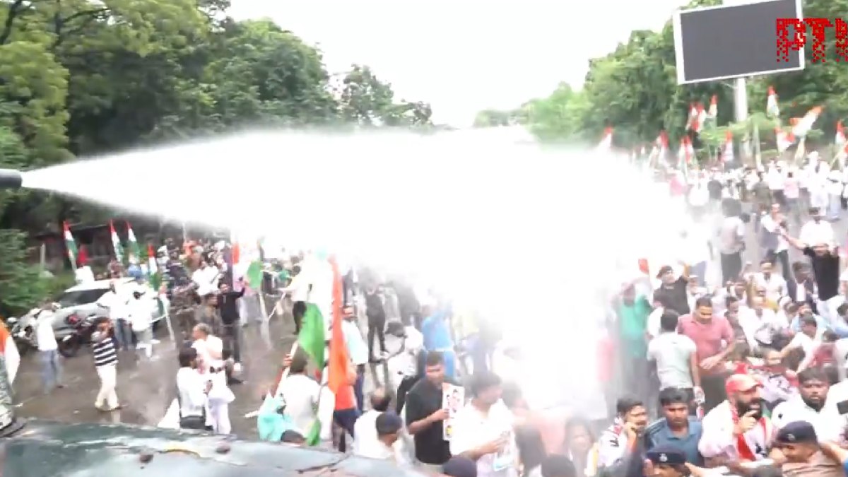 SaptashwaTV's tweet photo. CEC Protest: Congress Workers Take To Streets, Water Cannons Used In Several Cities
https://t.co/zwmeGBAekd
#CECProtest #GyaneshKumar #Congress #ElectionCommission #CongressProtest #GauravGogoi #IndiaPolitics #ElectoralRoll #NewDelhi #PoliticalNews https://t.co/iULdtMDsW8