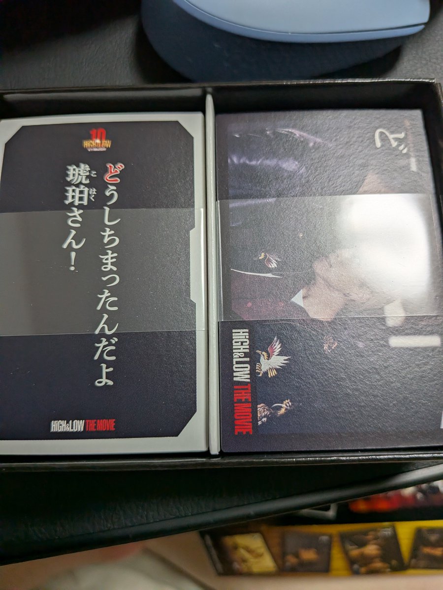3kmosa3k's tweet photo. ハイローかるた、開けたら一番上が「あ」じゃなくて「ど」うしちまったんだよ琥珀さん！だからすごい https://t.co/48TVQ38qUD