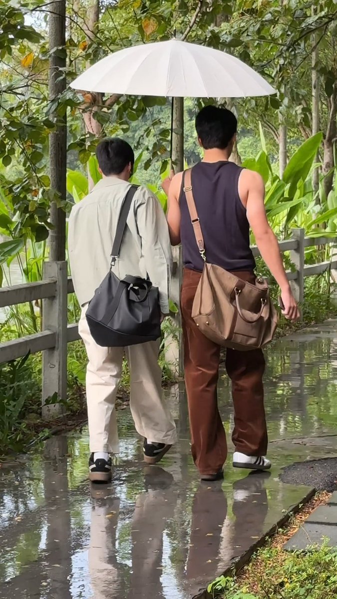 DaylightJRJ's tweet photo. ฝนตกระวังป่วย ทุกคนไม่ได้มีพี่เพิร์ลมากางร่มให้เหมือนน้องพีคนะคะ ☔️

#PearlPeak #เพิร์ลพีค https://t.co/veGMyGIYgU