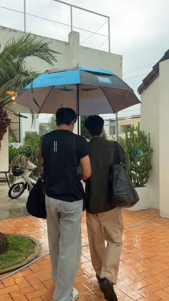 DaylightJRJ's tweet photo. ฝนตกระวังป่วย ทุกคนไม่ได้มีพี่เพิร์ลมากางร่มให้เหมือนน้องพีคนะคะ ☔️

#PearlPeak #เพิร์ลพีค https://t.co/veGMyGIYgU