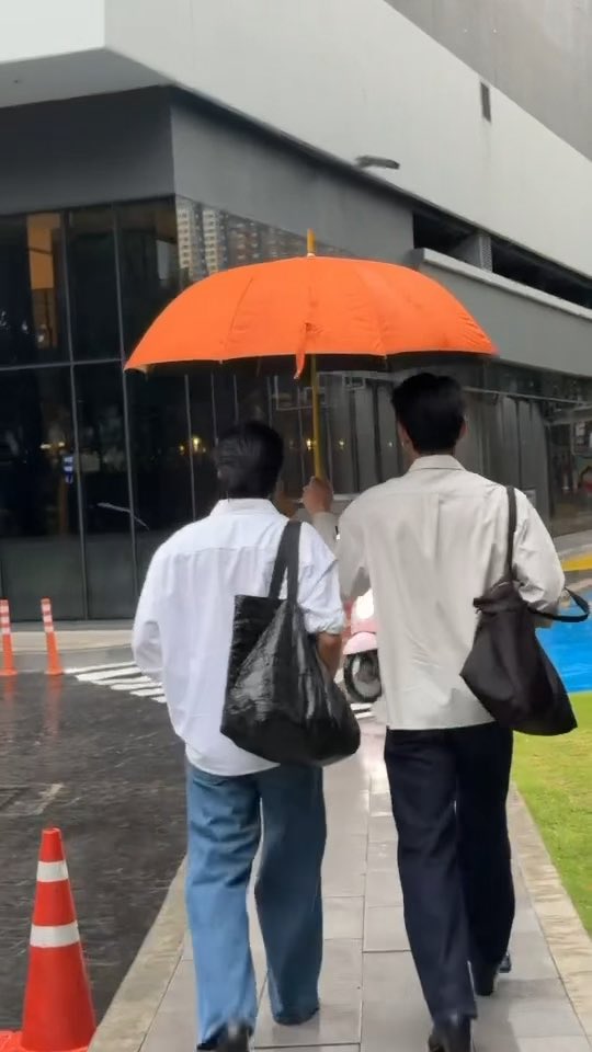 DaylightJRJ's tweet photo. ฝนตกระวังป่วย ทุกคนไม่ได้มีพี่เพิร์ลมากางร่มให้เหมือนน้องพีคนะคะ ☔️

#PearlPeak #เพิร์ลพีค https://t.co/veGMyGIYgU
