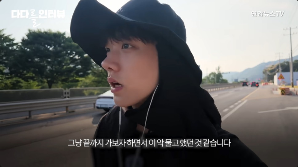 npomvtt's tweet photo. Park Hyunbin, ex-líder e integrante do ARrC, revelou que atualmente concilia quatro trabalhos de meio período, incluindo trabalhos em um centro logístico da Coupang e em canteiros de obras.

Após o disband do grupo, ele também percorreu 155 km a pé, de Seul até Jecheon, para espairecer e lidar com os sentimentos dele.

Além disso, ele revelou também que hoje se sente mais tranquilo e feliz e disse que não desistiu da música e pretende voltar aos palcos um dia.