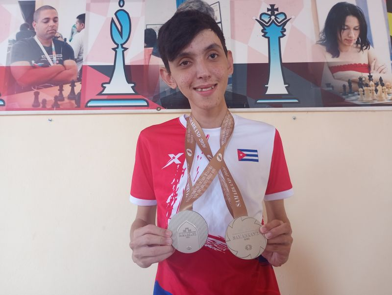 AlcidesLago's tweet photo. Holguín recibió a Héctor  Luis Fuentes de Feria, subcampeón mundial del tercer tablero individual y  medallista de plata por equipos en la III Olimpiada Mundial de Ajedrez  para Personas con Discapacidad, celebrada en  Uzbekistán.
#HonorHolguinero 
#HolguinSi
#CubaEsDeporte https://t.co/rFgccAlury