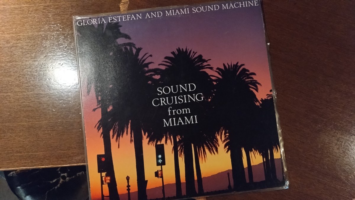 Mspiece2's tweet photo. グロリア・エステファン&マイアミ・サウンド・マシーン「SOUND CRUISING from MIAMI」(1987)
札幌も夜🌛外でのTシャツはさすがに寒くなってきました😅💦
なので今日は、ちょっと温めの曲😆🎶
#グロリアエステファン #grloriaestefan #マイアミサウンドマシーン #miamisoundmachine https://t.co/94mq7b70jL