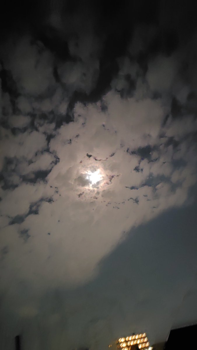 jun6778's tweet photo. #夜空を見上げる会
#ミュージックサラダ
雲の隙間からわずかに月が顔を出してます。 https://t.co/TT6BDAdJt8