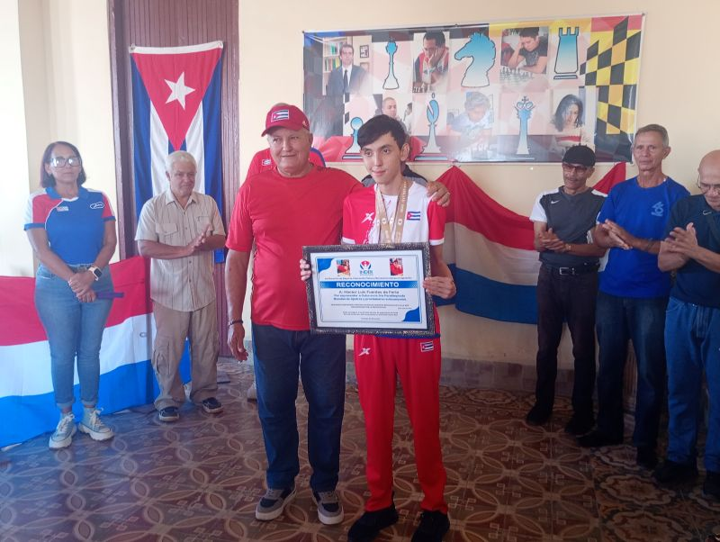 AlcidesLago's tweet photo. Holguín recibió a Héctor  Luis Fuentes de Feria, subcampeón mundial del tercer tablero individual y  medallista de plata por equipos en la III Olimpiada Mundial de Ajedrez  para Personas con Discapacidad, celebrada en  Uzbekistán.
#HonorHolguinero 
#HolguinSi
#CubaEsDeporte https://t.co/rFgccAlury