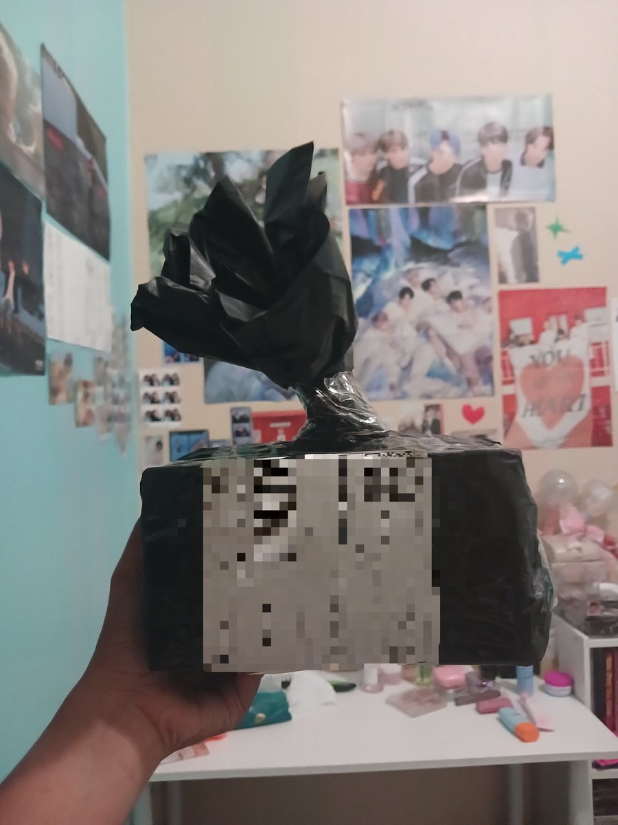 kkkoiaii_'s tweet photo. GUE BENERAN GAPERNAH KEPIKIRAN ADA ORANG PACKING DAN KIRIM PAKET BENTUKNYA KAYAK GINI PLS???? 😭😭😭😭😭😭 https://t.co/7oKhd1G2Yr