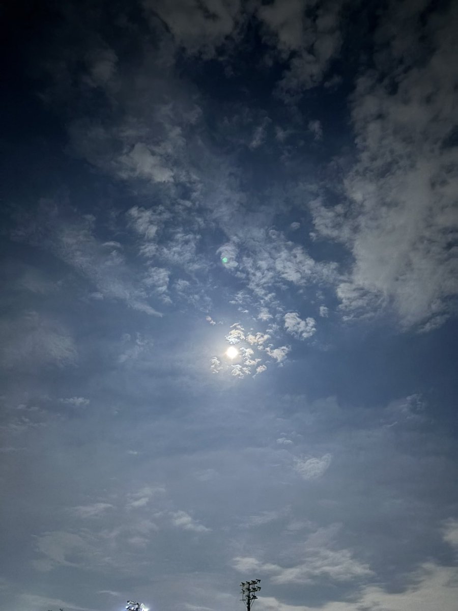 9ohrcz's tweet photo. 空っていいよね自分がちゃんとちっぽけな存在だって思わせてくれるから

明後日満月なんだってさたのしみ https://t.co/oh0gY0ffzV
