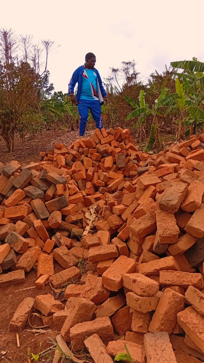 VitusNkuna's tweet photo. CHADEMA Wilaya ya Kyerwa tumeanza rasmi  ujenzi wa Ofsi ya Chama. Ofsi hii itakuwa ya kisasa yenye Ofsi za Chama na Mabaraza yake, pamoja na Ukumbi wa Mikutano unaoweza kuingiza watu zaidi ya 200.
Ujenzi huu ni kwa nguvu za Wanachadema na Wapenda mabadiliko.
#PeoplesPower https://t.co/6GHhTVjtMI