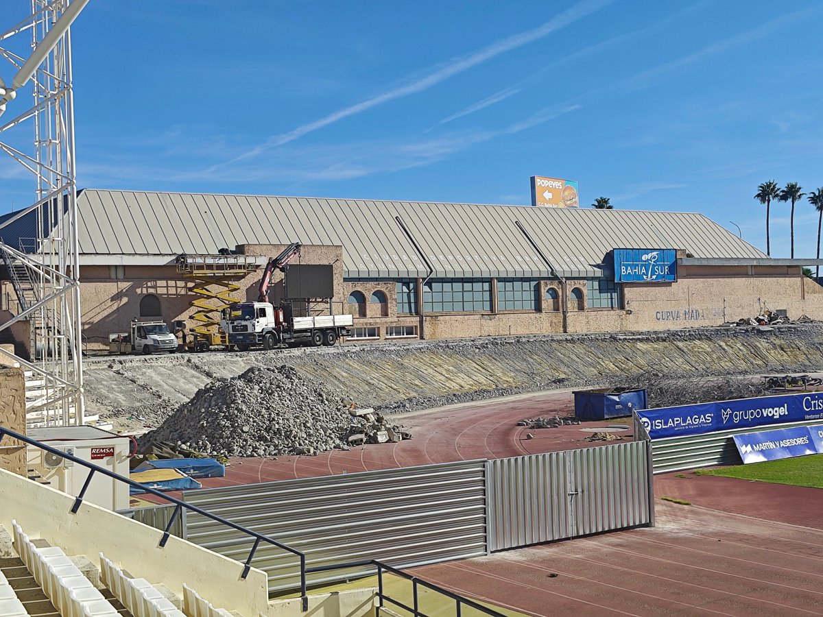 GradaBpro's tweet photo. Otra de las obras de nuevos estadios que estoy siguiendo es la de la futura casa del @_CDSanFernando 

Así se encuentran a día de hoy.

🏗️@PalanteCDSF https://t.co/EsooXOIwWP