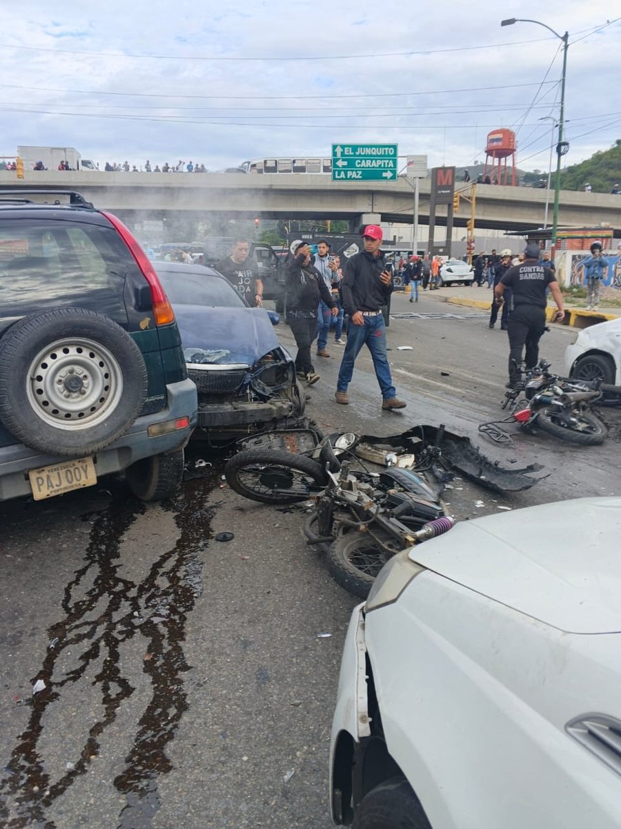 Dayanakrays's tweet photo. #25Sep 

Accidente de tránsito en La Yaguara, municipio Libertador, que involucrada una unidad de transporte público. 

"El transporte habría presentado una falla en el sistema de frenos, lo que provocó que arrollara a varios peatones" 

Vía: @rcamachovzla https://t.co/VwFDXD8HvC