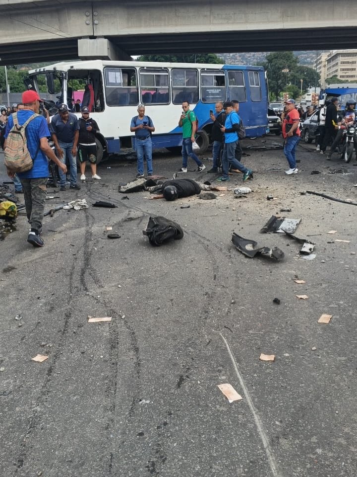 Dayanakrays's tweet photo. #25Sep 

Accidente de tránsito en La Yaguara, municipio Libertador, que involucrada una unidad de transporte público. 

"El transporte habría presentado una falla en el sistema de frenos, lo que provocó que arrollara a varios peatones" 

Vía: @rcamachovzla https://t.co/VwFDXD8HvC