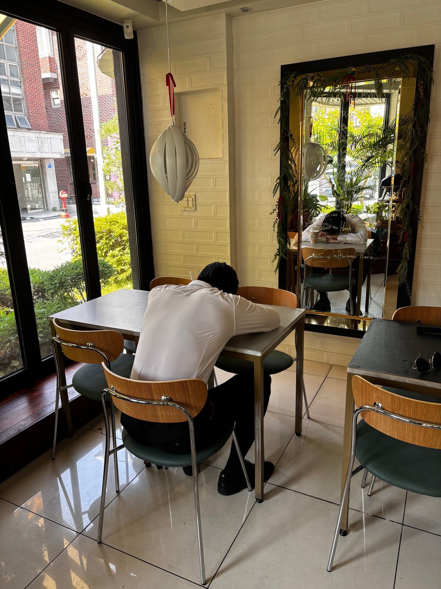 deadline2weeks's tweet photo. 이 사진 좋아���는 이유... 사무실에서 하나도 안 졸린척 든든한 연하남인척 ㅋㅋ 미도 재웟는데 막상 본인은 한숨도 못 자서 카페에서 밀린 잠 몰아자는거같음 긴장 풀려서 자켓 미도한테 덮어줫던 것도 모르고 셔츠차림으로 카페에서 쪽잠 자는 태승미도코어 https://t.co/MkgZ98hSUg