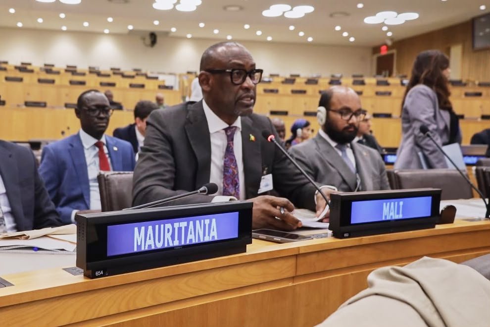 MaliMaeci's tweet photo. La voix du Mali se fait déjà entendre lors des réunions thématiques de haut niveau. 

Son Excellence Monsieur Abdoulaye DIOP, Ministre des Affaires étrangères et de la Coopération internationale, a prononcé des discours lors des rencontres thématiques de haut niveau pour porter le message du Mali sur des questions de paix, de sécurité et du développement.

Lors de la réunion de haut niveau consacrée à la célébration du 40ème anniversaire de la déclaration sur le droit au développement, il a laissé entendre que le droit au développement n’est pas une question de charité mais d’autonomisation et de participation. A cet égard, il a souligné la nécessité d’accélérer la mise en œuvre des Objectifs du Développement Durable, notamment dans les domaines où les résultats demeurent insuffisants. Par la même occasion, il a relevé les efforts de développement du Mali dans le cadre de la vision Mali kura 2063, opérationnalisée par la Stratégie nationale pour l’émergence et le développement durable.

A l'occasion de la réunion ministérielle des Pays les Moins Avancés (PMA), le Ministre DIOP a relevé l’importance de l’engagement collectif pour défendre les intérêts des PMA et promouvoir un développement durable, inclusif et équitable. Dans ce cadre, il a souligné la vision holistique du Mali dans la gouvernance endogène concernant les questions sécuritaires et de développement socio-économique, conformément à son référentiel national visant l’émergence et le développement durable.

Intervenant à la réunion ministérielle de la Commission de consolidation de la paix, il a partagé l’expérience du Mali sur sa stratégie de consolidation de paix. Mettant l’accent sur l’appropriation nationale du processus de paix dans le cadre de la mise en œuvre de Charte nationale pour la paix et la réconciliation, il a insisté sur l’investissement dans la jeunesse pour accroître les dividendes de la paix. Dans cette veine, il a plaidé  pour la rééligibilité de notre pays à un nouveau cycle de « Peacebuilding and Recovery Facility ».

Au cours de la réunion de l’Organisation de la Coopération Islamique (OCI), il a dénoncé le terrorisme soutenu par des sponsors étatiques étrangers, à l’instar de l’Ukraine, qui apportent leur appui technique et matériel aux groupes armés terroristes pour mener des attaques lâches, barbares et indiscriminées contre des populations innocentes. Face au développement inquiétant du terrorisme international, il a plaidé pour un ordre international plus juste et plus équitable, tout relevant les efforts des pays de la Confédération AES contre le terrorisme armé, le terrorisme économique, le terrorisme médiatique et le terrorisme géopolitique.

Bureau de l’Information et de la Presse/MAECI.