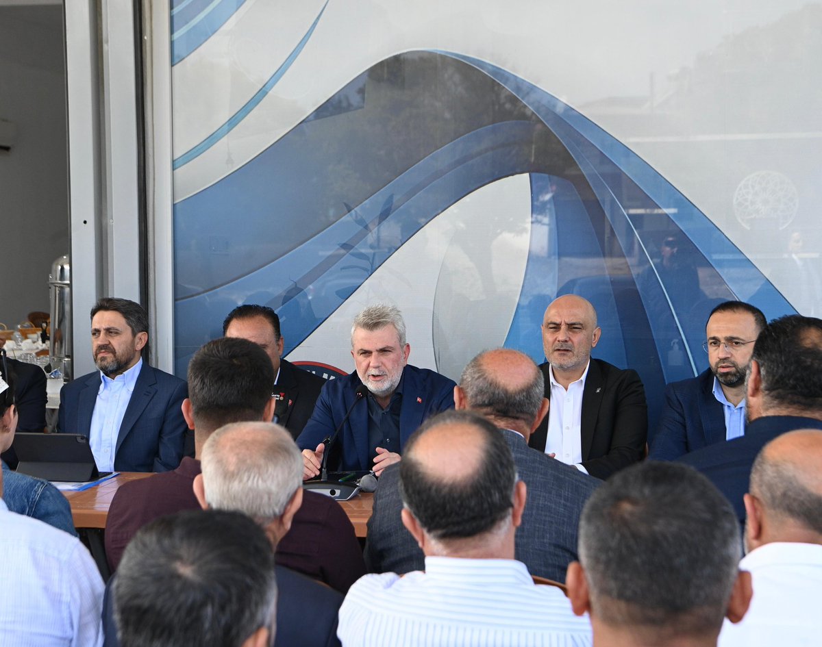 AkKahramanmaras's tweet photo. İl Başkanımız M.Burak Gül, Büyükşehir Belediye Başkanımız Fırat Görgel, Dulkadiroğlu İlçe Başkanımız Ali Çam ve Teşkilatımız;

Dulkadiroğlu Muhtarlar Derneği Başkanı, Güzelyurt Mahalle Muhtarımız Sn. Yakup Uğur’un ev sahipliğinde, Dulkadiroğlu İlçesi Mahalle Muhtarlarımızla bir araya geldiler.

Mahallelerimizin ihtiyaçları, vatandaşlarımızın talep ve beklentileri üzerine istişarede bulunulan buluşmada; #Dulkadiroğlu’muz için yürütülen ve planlanan çalışmalar değerlendirildi.

Şehrimizin her mahallesine daha güzel hizmetler ulaştırmak için ortak akıl, istişare ve güçlü iş birliğiyle çalışmaya devam ediyoruz.

Nazik ev sahiplikleri ve kıymetli katkıları için tüm muhtarlarımıza teşekkür ederiz.

#AKPARTİ
#TürkiyeYüzyılı
#Kahramanmaraş 🇹🇷