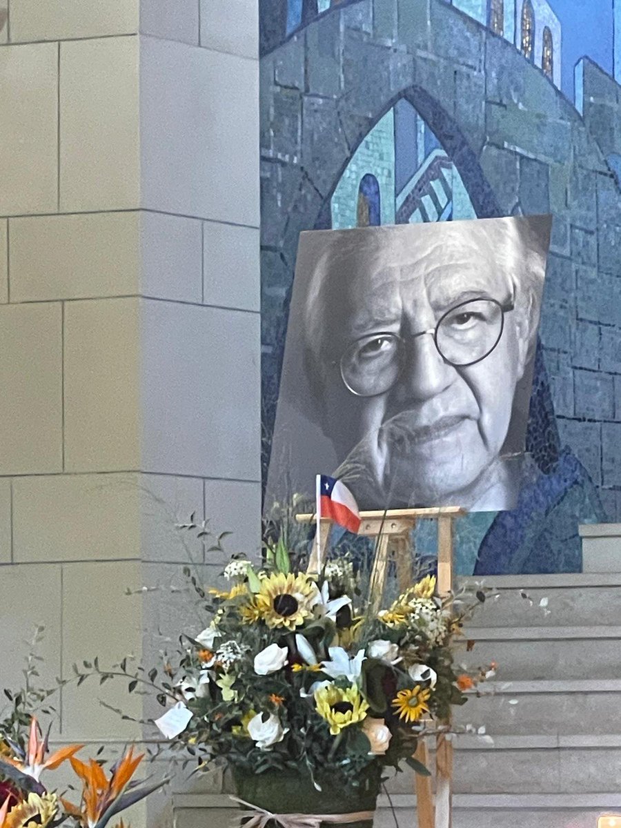 PatricioMery's tweet photo. Patricio Guzmán, gracias por mirar a Chile con una sensibilidad que pocas veces he visto en el cine. Tu cámara no solo contó nuestra historia: nos hizo sentirla, recordarla y mirarla de frente.

Hay algo profundamente humano en tu obra. En cada imagen están Chile, su memoria, sus dolores y también esa esperanza que nunca termina de morir.

Gracias por dejarnos una parte de tu mirada. Tu cine queda con nosotros. 🇨🇱❤️🎬