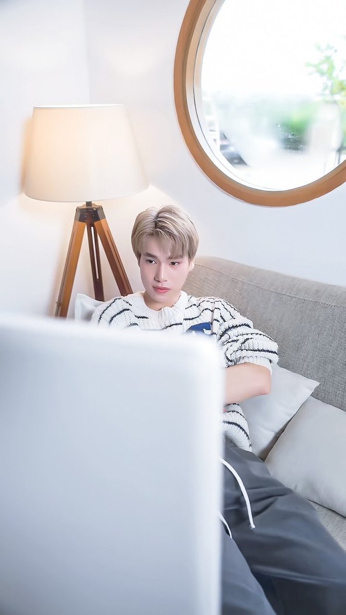bloomingsummers's tweet photo. 😼 📺 ✨️

#GalaxyXPhuwin #phuwintang https://t.co/SRyIcxN8e2