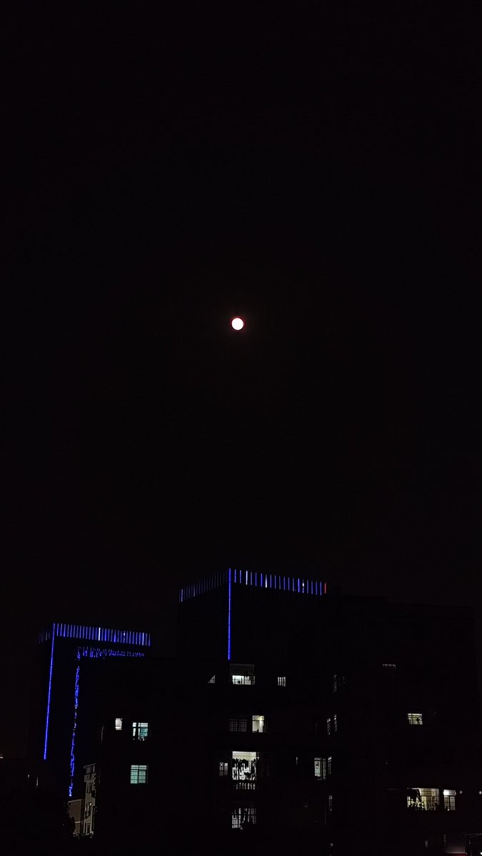 alexzbase's tweet photo. 中秋节，走在回家的路上我抬头看到满月当空 ，我不自觉的拿起手机，打开相机模式 ，聚焦，拉低光线 ，咔咔拍下几张照片，挑出这一张分享。

在我聚焦的功夫里不远处响起音乐旋律，歌词“我们的爱情就像……”这熟悉的歌词旋律，我到家想了很久也没响起歌名。

今晚到家我没有直接打开Agent跑任务，这一轮皓月当空下的盏盏灯火 ，真实又温情。

祝X友们 ，中秋欢乐。