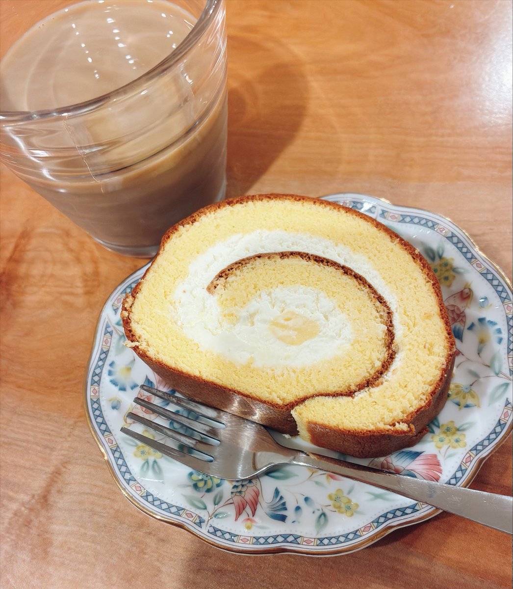 nrm8989's tweet photo. 二日間おつかれ様でしたー
秋になって過ごしやすい🌝お団子じゃなくロールケーキいただきます🍰笑
また週末は雨予報。千葉の方は大変だろなぁ、、、台風も何事ないといいけど😱

#おうちごはん𓎩𓌉𓇋  #中秋の名月 https://t.co/SFGpLGtA0Z