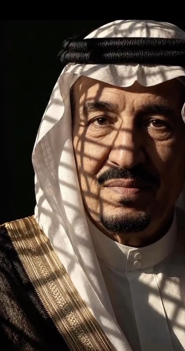 alansary_28's tweet photo. قصيدة [ سِفْْرُ التَّأْسِيس ] المنشورة في صحيفة الجزيرة … بمناسبة #اليوم_الوطني_السعودي_٩٦ 🇸🇦🇸🇦🇸🇦

أيْـنَ مَـنْ صَـالَ فِـي الوغـى والنِّـزَالِ؟
                       هَـلْ رَأَى الأُسْـدَ فـي ثِيَـابِ الرِّجَـالِ؟

هَـلْ أَتَـتْـهُ أَنْـبَــاءُ [عَـبْـدُ العَزِيـزِ بْـ
                     ـنِ سَعُـودٍ] عِـنْـدَ اشْـتِـدَادِ القِـتَـالِ؟

هَـلْ رَأَى إِقْـدَامـاً ، وتَضْـحِـيَـةً، مَـا
                         خَـطَـرَتْ  مِـثْـلُـهَـا  علـى  أَيِّ  بَـالِ؟

هَـلْ رَأَى خَـيْـلاً لـلْـمَـلِـيـكِ وجُـنْـداً
                       قَطَـعُـوا البِـيـدَ بالقَـنَـا والعَـوَالِـي؟

لا   يَـهَـابُــونَ  مِـنْ  عَـدُوٍّ  حَـقُــودٍ
                         مَا انْثَنَـوْا عَـنْ مُرَادِهِـمْ بـانْشِـغَـالِ

زَادُهُـمْ تَـقْـوَى الـلـهِ والصَّبْـرُ فِـيـهِ
                         لَـمْ يَـسُـوقُـوا عَـدُوَّهُـمْ بـالحِـبَـالِ

قَادَهُـمْ فـي الـهَيْـجَـا إِمَـامٌ جَلِـيـلٌ
                         سَــدَّدَ   الـلَّــهُ  رَمْـيَــهُ  بـالـنِّـبَــالِ

وحَّـدَ الـمُـسْلِـمِـيـنَ فـي كُــلِّ أَرْضٍ
                         أَوْجَـدَ الأَمْـنَ، وارْتَقَـى لـلْـمَـعَـالِـي

صَــدَّ  أَعْـدَاءَ  الـدِّيـنِ  لَـمَّـا  أَزَاغُـوا
                         ثُـمَّ فَـرُّوا كَـالـحُـمْـرِ، أَوْ كَـالـرِّئَــالِ

مَـا اسْتَـقَـرَّتْ بَـعْـدَ الـخِـلاَفَـةِ أَرْضٌ
                         أَوْ  بِـلاَدٌ، حَـتَّـى أَتَـى  مِـنْ  شَـمَــالِ

سَـلْ إِذَا كُـنْـتَ جَـاهِـلاً كُـلَّ مِـصْـرٍ
                           مِــنْ  شُـعُـوبٍ  ،  وقَـائِـدٍ  كُــلَّ  آلِ

مَـنْ أَقَـامَ الحُـدُودَ فـي كُـلِّ صِـقْـعٍ؟
                         مَنْ حَمَى النَّاسَ مِنْ طَرُوقِ اللَّيَالِي؟

مَــلِــكٌ   أَسَّــسَ   الـبِــلاَدَ   بـعَــزْمٍ
                      فغَـدَى مَـوْئِـلَ الـهُـدَى ، والـجَـمَـالِ

وغَـدَتْ [نَـجْـدٌ] ، بَـعْـدَ طُـولِ تَـنَـاءٍ
                      مَـوْطِـنَ  الـعِـزِّ  ، والـعُـلاَ ، والـجَـلاَلِ

سَـارَ  [سَـلْـمَـانُ] فـي خُـطَـاهُ كَمِـيّاً
                        فـارْتَـقَـى بـالـبِـلاَدِ نَـحْـوَ الـكَـمَـالِ

شَـادَ لـلْـمَـجْـدِ دَوْلَــةً لا تُـضَـاهَـى
                       فـاعْتَلَـتْ هَامَـةَ الـذُّرَى كَـالـجِـبَـالِ

مَـلِــكٌ أَرْهَــبَ الـعَــدُوَّ ، وأَصْـلَــى
                         مَـنْ تَـمَـادَى بـقَـاصِـفٍ مِــنْ وَبَـالِ

عَـاصِـفٌ ، حَـازِمٌ ، فَـدَتْــهُ الـبَـرَايَــا
                        نَـاصِـحٌ ، صَـادِقٌ ، فَـصِـيـحُ المَقَـالِ

خَـادِمُ البيْتَـيْـنِ المَـلِـيـكُ المُـفَـدَّى
                           حَـافِــظٌ   كُـلَّ  دَوْلَــةٍ   مِــنْ   زَوَالِ

[ووَلـيُّ  الـعَـهْـدِ]  الأَمـيـرُ  عَضـيـدٌ
                         لـيْـسَ  عَـنْ  شَعْـبِـهِ  بسَـاهٍ  وسَـالِ

فـاهْـنَـئِـي يَـابِـلاَدُ فِـي حِـرْزِ مَـلْــكٍ
                        واسْلَمِـي إِذْ كُفِيـتِ حَـرْبَ السِّجَـالِ

شعر: #حمزة_الأنصاري 

#اليوم_الوطني_٩٦ 
#السعودية_العظمى 
#عزنا_بطبعنا