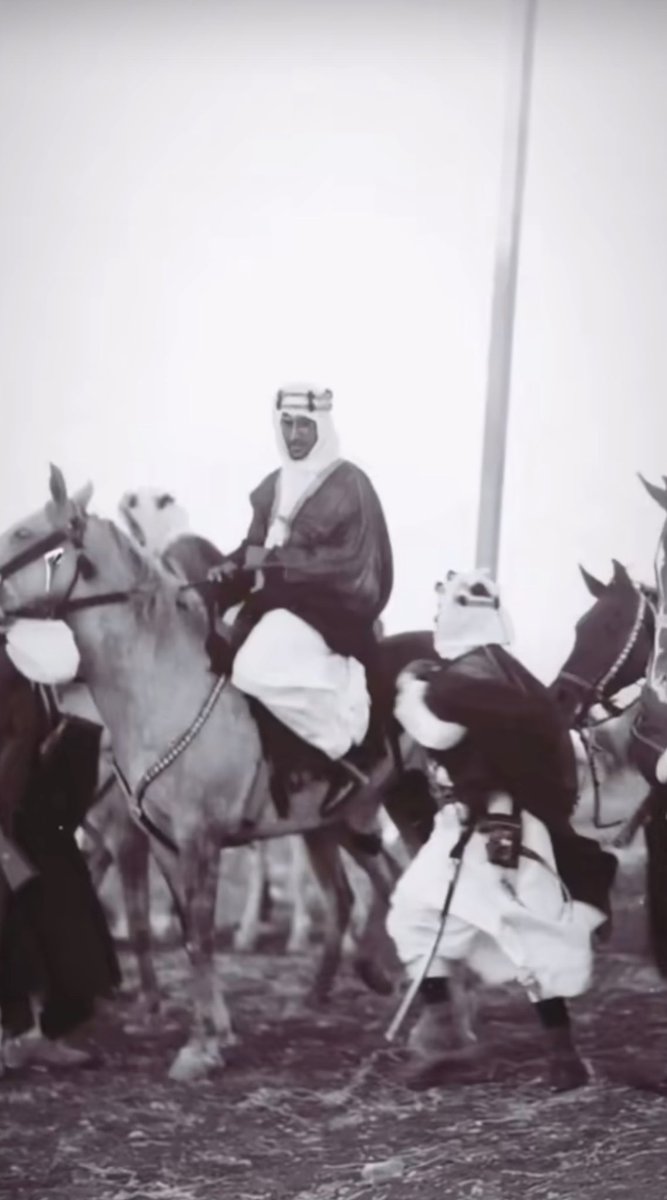 alansary_28's tweet photo. قصيدة [ سِفْْرُ التَّأْسِيس ] المنشورة في صحيفة الجزيرة … بمناسبة #اليوم_الوطني_السعودي_٩٦ 🇸🇦🇸🇦🇸🇦

أيْـنَ مَـنْ صَـالَ فِـي الوغـى والنِّـزَالِ؟
                       هَـلْ رَأَى الأُسْـدَ فـي ثِيَـابِ الرِّجَـالِ؟

هَـلْ أَتَـتْـهُ أَنْـبَــاءُ [عَـبْـدُ العَزِيـزِ بْـ
                     ـنِ سَعُـودٍ] عِـنْـدَ اشْـتِـدَادِ القِـتَـالِ؟

هَـلْ رَأَى إِقْـدَامـاً ، وتَضْـحِـيَـةً، مَـا
                         خَـطَـرَتْ  مِـثْـلُـهَـا  علـى  أَيِّ  بَـالِ؟

هَـلْ رَأَى خَـيْـلاً لـلْـمَـلِـيـكِ وجُـنْـداً
                       قَطَـعُـوا البِـيـدَ بالقَـنَـا والعَـوَالِـي؟

لا   يَـهَـابُــونَ  مِـنْ  عَـدُوٍّ  حَـقُــودٍ
                         مَا انْثَنَـوْا عَـنْ مُرَادِهِـمْ بـانْشِـغَـالِ

زَادُهُـمْ تَـقْـوَى الـلـهِ والصَّبْـرُ فِـيـهِ
                         لَـمْ يَـسُـوقُـوا عَـدُوَّهُـمْ بـالحِـبَـالِ

قَادَهُـمْ فـي الـهَيْـجَـا إِمَـامٌ جَلِـيـلٌ
                         سَــدَّدَ   الـلَّــهُ  رَمْـيَــهُ  بـالـنِّـبَــالِ

وحَّـدَ الـمُـسْلِـمِـيـنَ فـي كُــلِّ أَرْضٍ
                         أَوْجَـدَ الأَمْـنَ، وارْتَقَـى لـلْـمَـعَـالِـي

صَــدَّ  أَعْـدَاءَ  الـدِّيـنِ  لَـمَّـا  أَزَاغُـوا
                         ثُـمَّ فَـرُّوا كَـالـحُـمْـرِ، أَوْ كَـالـرِّئَــالِ

مَـا اسْتَـقَـرَّتْ بَـعْـدَ الـخِـلاَفَـةِ أَرْضٌ
                         أَوْ  بِـلاَدٌ، حَـتَّـى أَتَـى  مِـنْ  شَـمَــالِ

سَـلْ إِذَا كُـنْـتَ جَـاهِـلاً كُـلَّ مِـصْـرٍ
                           مِــنْ  شُـعُـوبٍ  ،  وقَـائِـدٍ  كُــلَّ  آلِ

مَـنْ أَقَـامَ الحُـدُودَ فـي كُـلِّ صِـقْـعٍ؟
                         مَنْ حَمَى النَّاسَ مِنْ طَرُوقِ اللَّيَالِي؟

مَــلِــكٌ   أَسَّــسَ   الـبِــلاَدَ   بـعَــزْمٍ
                      فغَـدَى مَـوْئِـلَ الـهُـدَى ، والـجَـمَـالِ

وغَـدَتْ [نَـجْـدٌ] ، بَـعْـدَ طُـولِ تَـنَـاءٍ
                      مَـوْطِـنَ  الـعِـزِّ  ، والـعُـلاَ ، والـجَـلاَلِ

سَـارَ  [سَـلْـمَـانُ] فـي خُـطَـاهُ كَمِـيّاً
                        فـارْتَـقَـى بـالـبِـلاَدِ نَـحْـوَ الـكَـمَـالِ

شَـادَ لـلْـمَـجْـدِ دَوْلَــةً لا تُـضَـاهَـى
                       فـاعْتَلَـتْ هَامَـةَ الـذُّرَى كَـالـجِـبَـالِ

مَـلِــكٌ أَرْهَــبَ الـعَــدُوَّ ، وأَصْـلَــى
                         مَـنْ تَـمَـادَى بـقَـاصِـفٍ مِــنْ وَبَـالِ

عَـاصِـفٌ ، حَـازِمٌ ، فَـدَتْــهُ الـبَـرَايَــا
                        نَـاصِـحٌ ، صَـادِقٌ ، فَـصِـيـحُ المَقَـالِ

خَـادِمُ البيْتَـيْـنِ المَـلِـيـكُ المُـفَـدَّى
                           حَـافِــظٌ   كُـلَّ  دَوْلَــةٍ   مِــنْ   زَوَالِ

[ووَلـيُّ  الـعَـهْـدِ]  الأَمـيـرُ  عَضـيـدٌ
                         لـيْـسَ  عَـنْ  شَعْـبِـهِ  بسَـاهٍ  وسَـالِ

فـاهْـنَـئِـي يَـابِـلاَدُ فِـي حِـرْزِ مَـلْــكٍ
                        واسْلَمِـي إِذْ كُفِيـتِ حَـرْبَ السِّجَـالِ

شعر: #حمزة_الأنصاري 

#اليوم_الوطني_٩٦ 
#السعودية_العظمى 
#عزنا_بطبعنا